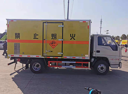巨野爆破器材运输车工人安全操作规范与智能技术保障